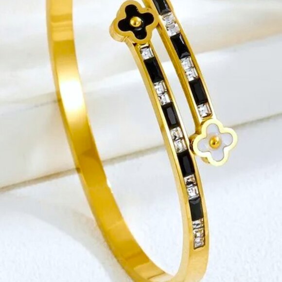 HOW GORGEOUS IS THIS BRACELET! MINI CLOVERS BLACK AND WHITE WRAP AROUND CUFF - Picture 3 of 3